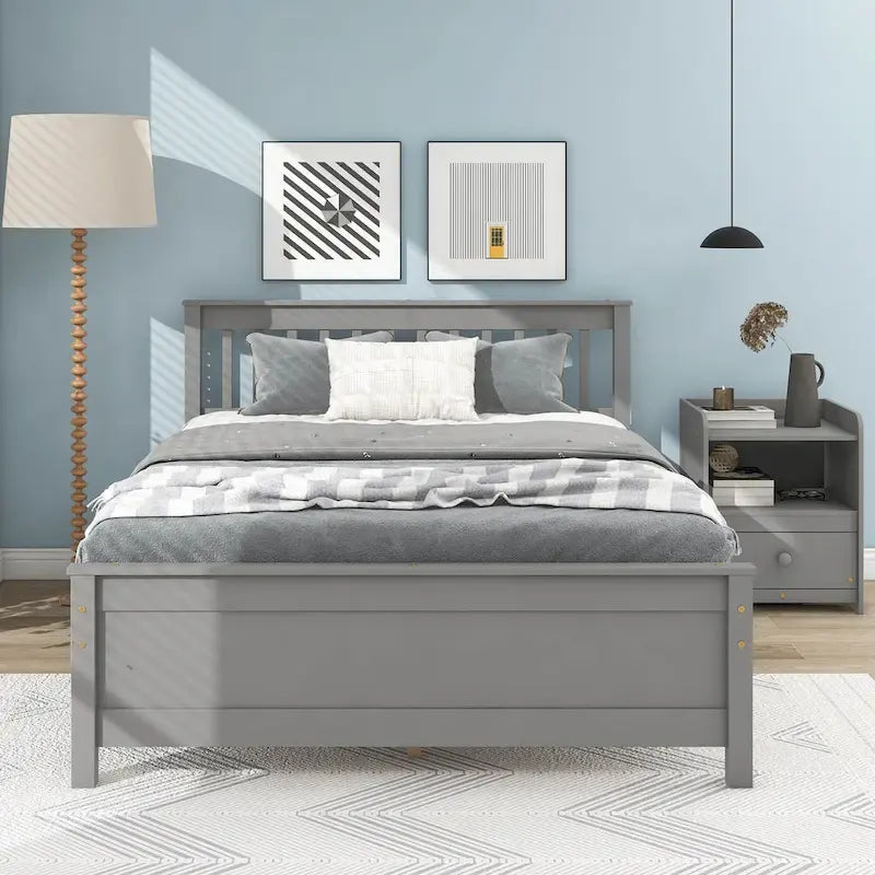 Lit plateforme gris en bois de pin avec tête et pied de lit